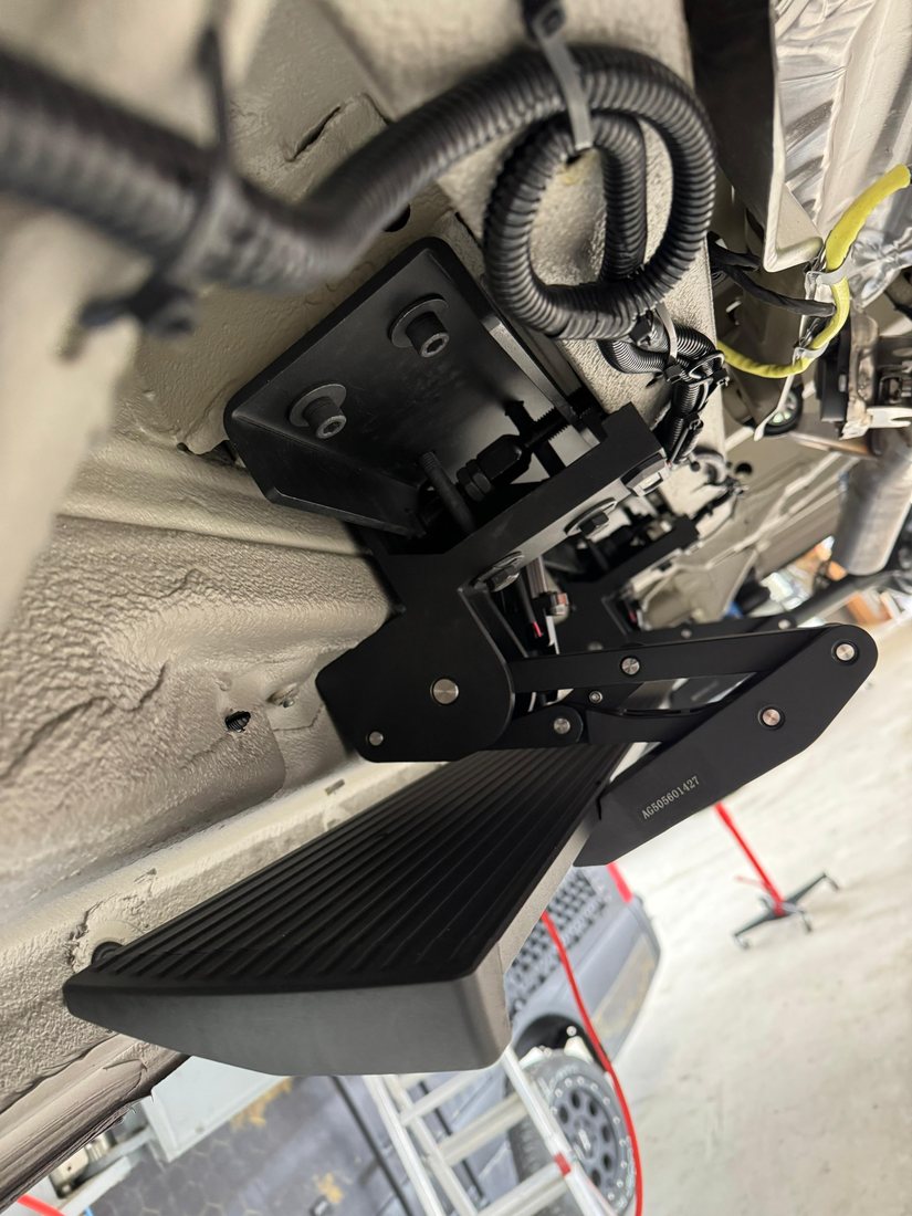 Halterung für Zusatztechnik am Fahrzeugunterboden, werkseitig verkabelt