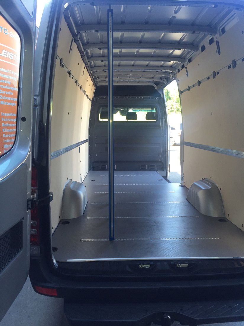 Kompakter Regaleinbau mit Schubladen in einem Transporter mit langem Radstand