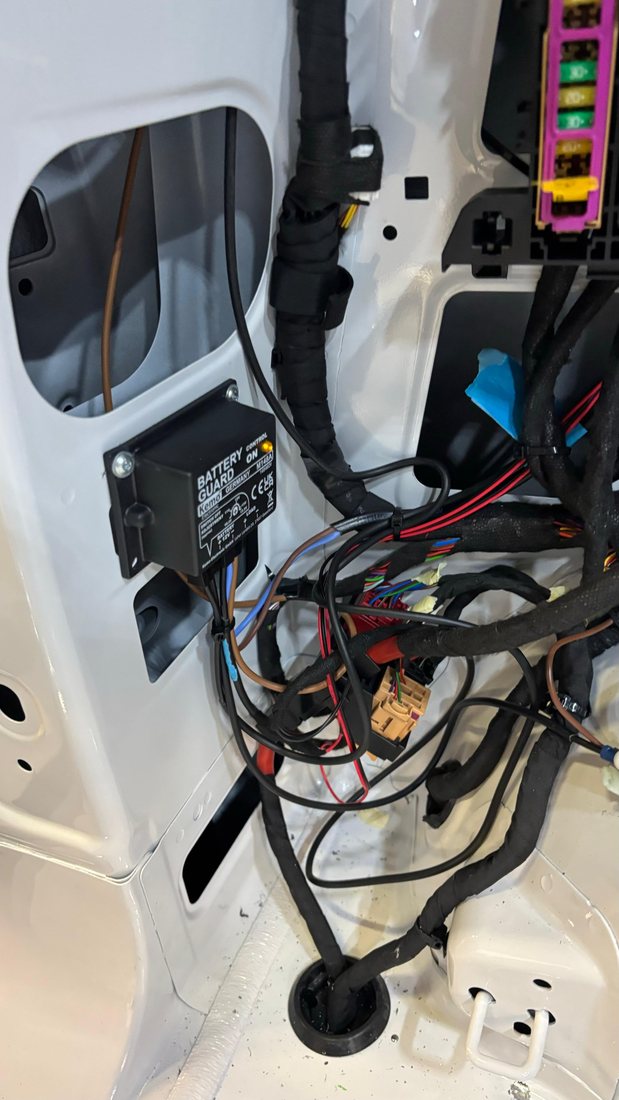 Sicherungskasten von der Seite, Kabel farblich sortiert