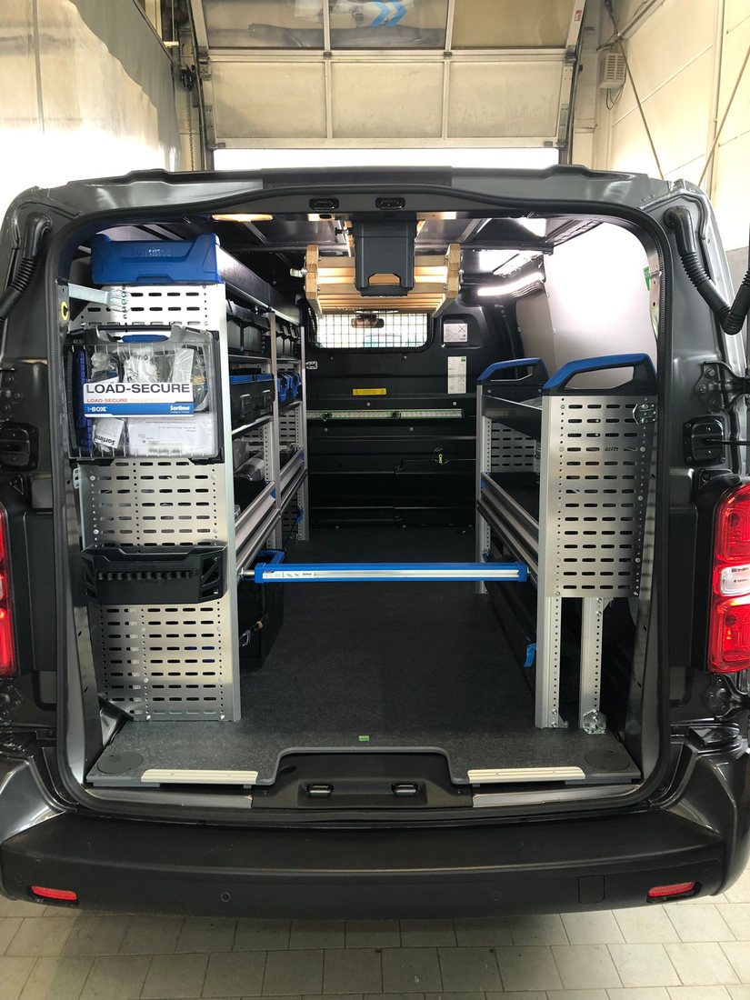 Vollausbau mit Regalen und LED-Beleuchtung in einem langen Kastenwagen