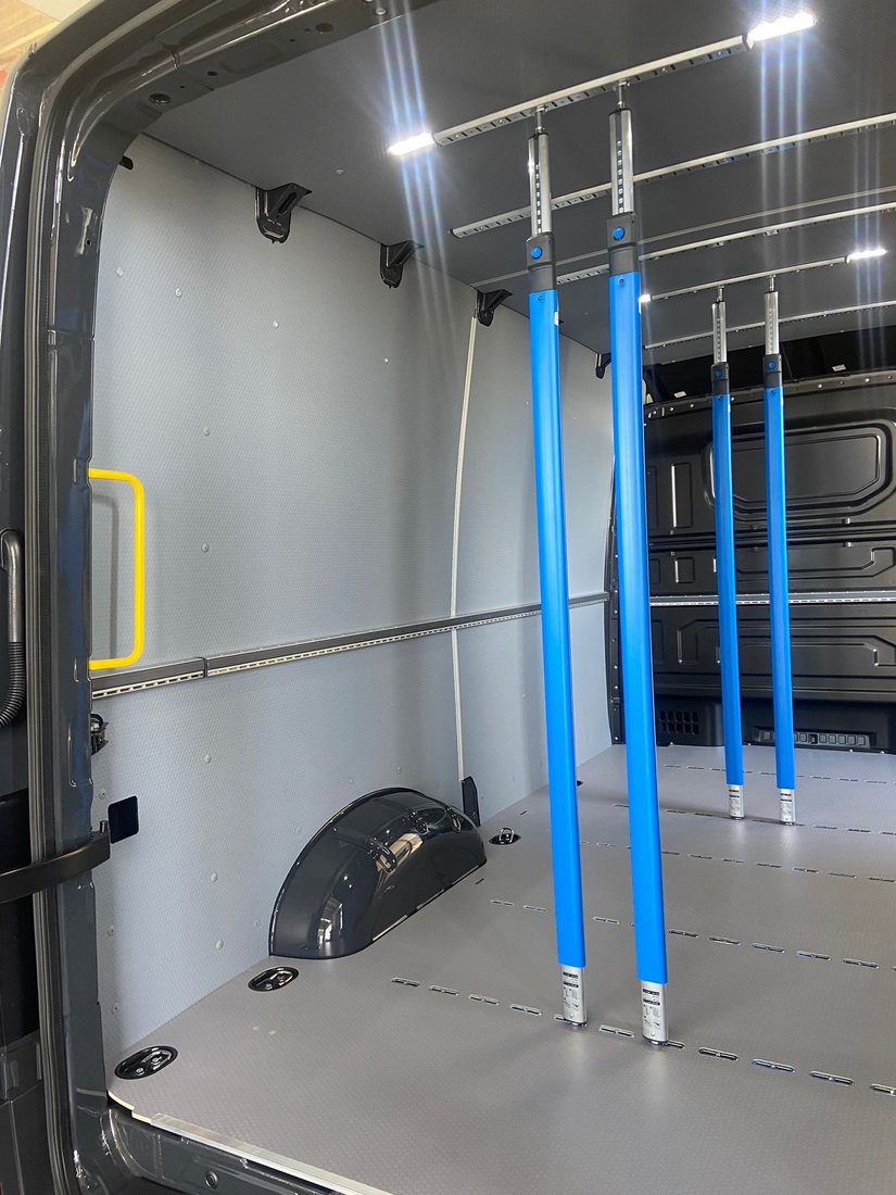 Höhenverstellbare Tragstangen im Laderaum für lange Bauteile